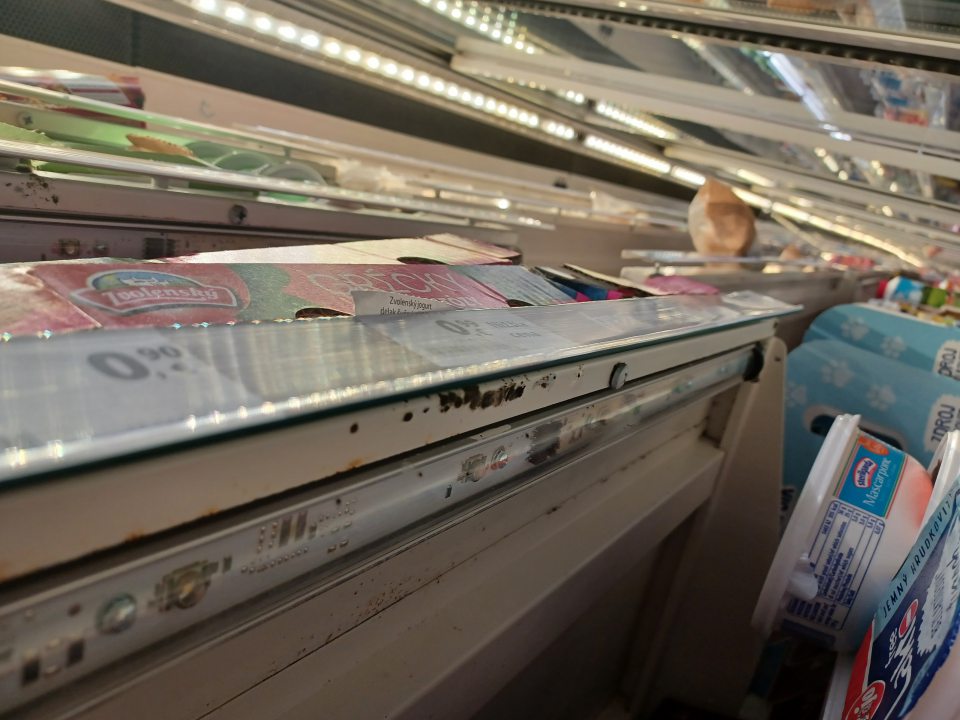 Chladiace vitríny znečistené plesňou