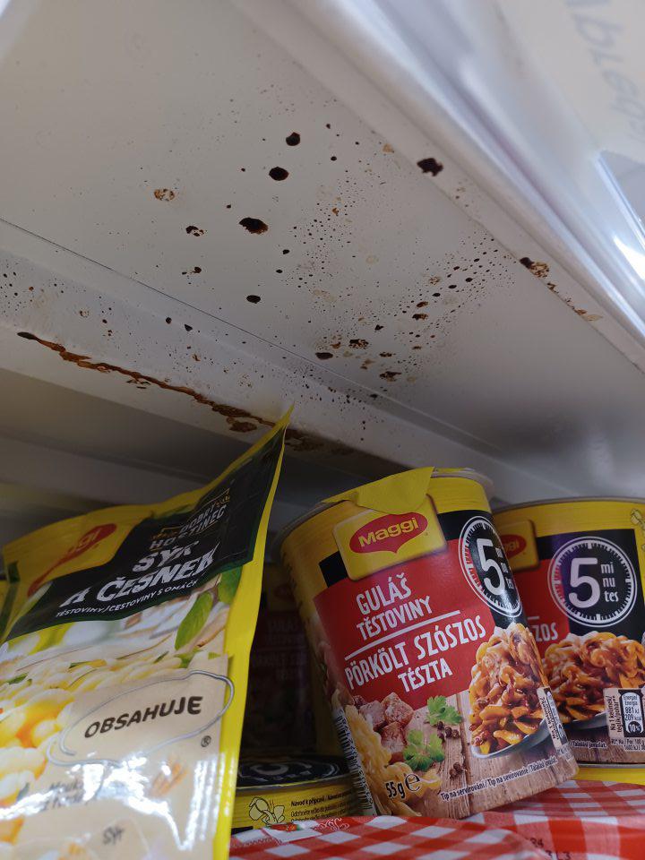 Regály znečistené