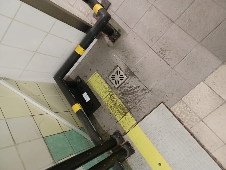 Podlahy v skladovacích priestoroch znečistené