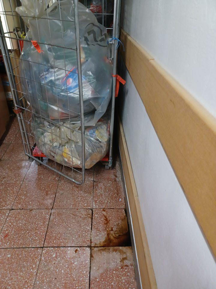 Podlahy v manipulačnej chodbe zatečené vytekajúcim obsahom z  vratných obalov