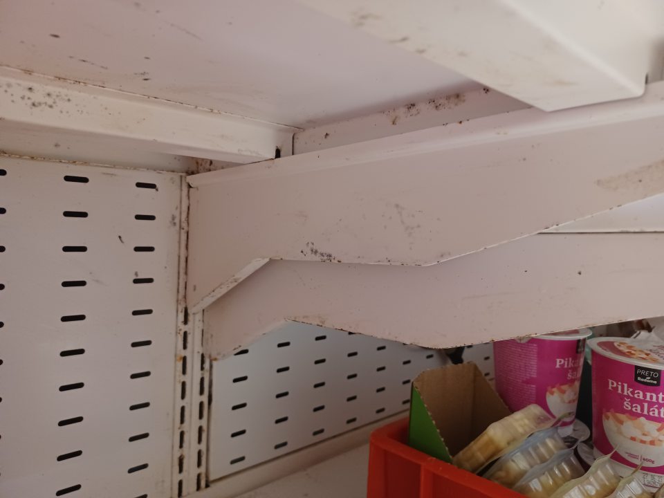Chladiace vitríny znečistené plesňou, korózia