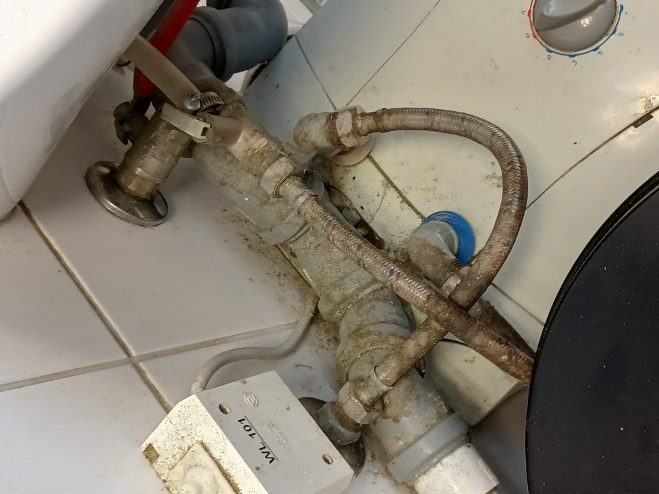 Zariadenia pri umývadle v kuchynke zamestnancov silne znečistené