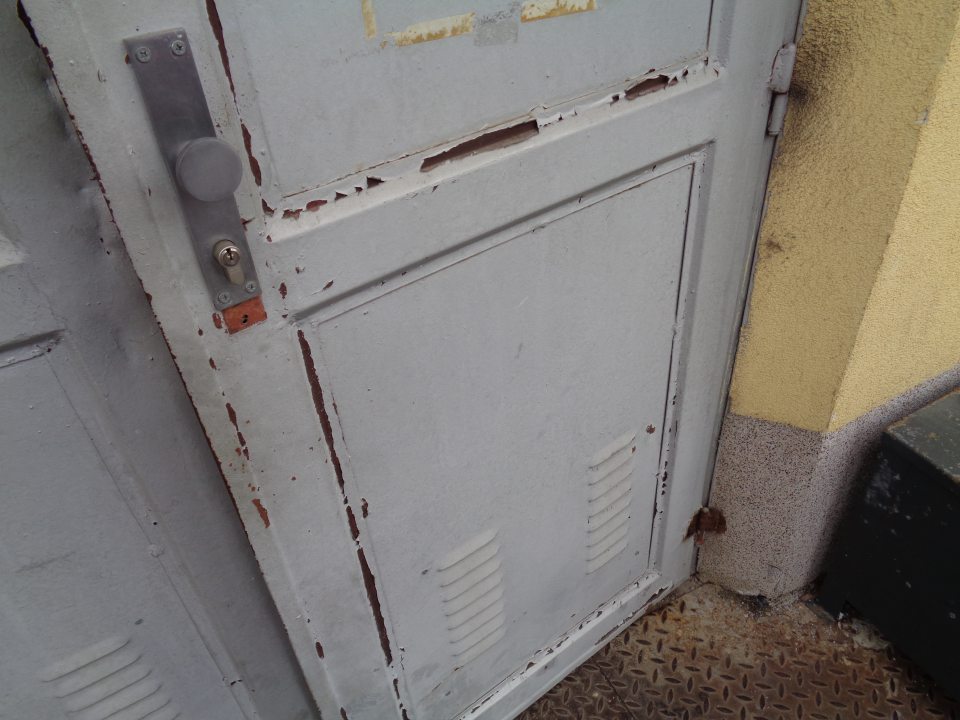 Poškodená vstupná brána na príjmovej rampe