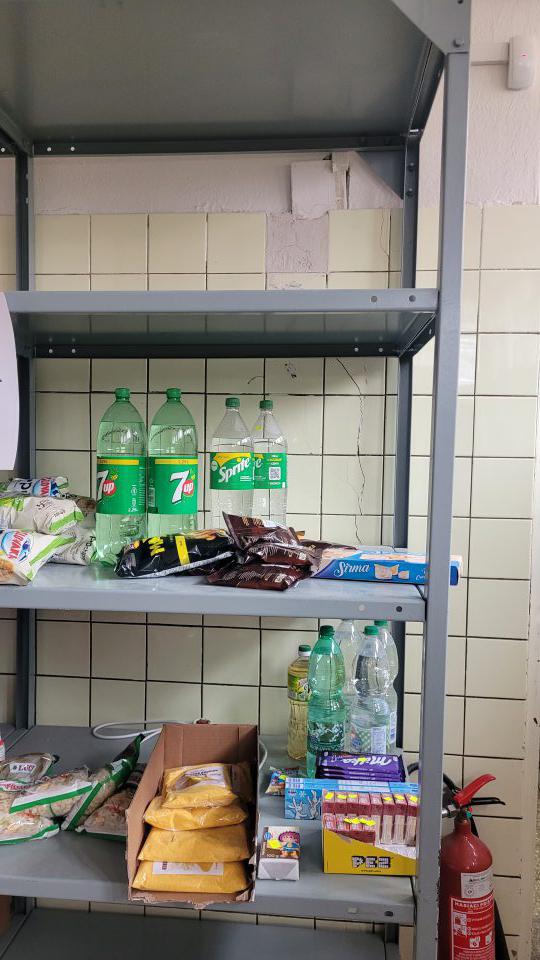 Poškodený obklad na stene v sklade.