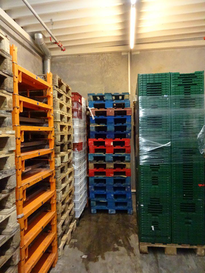 Stojatá voda v sklade potravín.