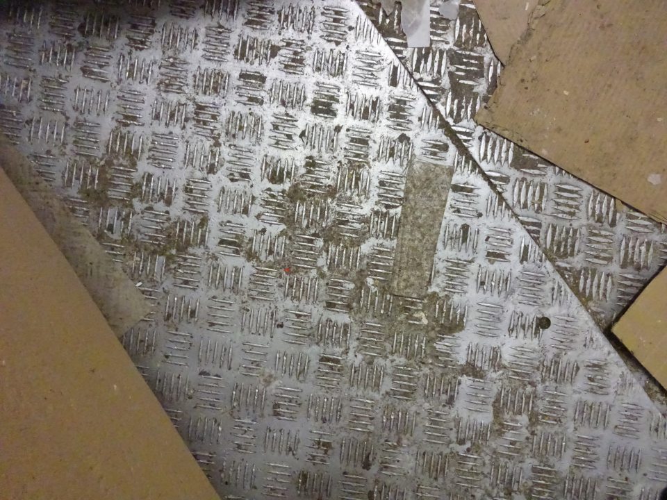 Znečistená podlaha v mraziacom boxe.