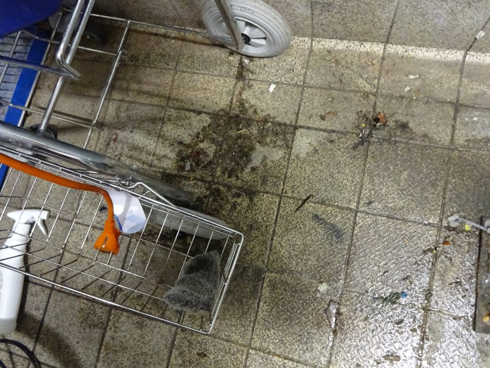 Znečistená podlaha v časti skladu s výlevkou.