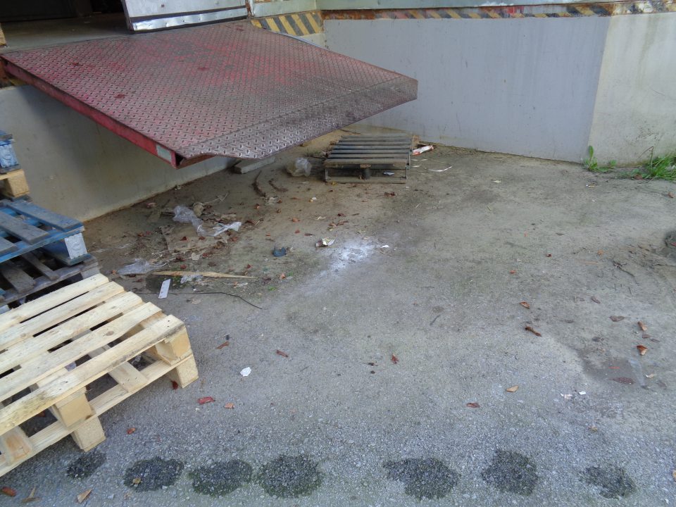 Priestor príjmových rámp silne znečistený