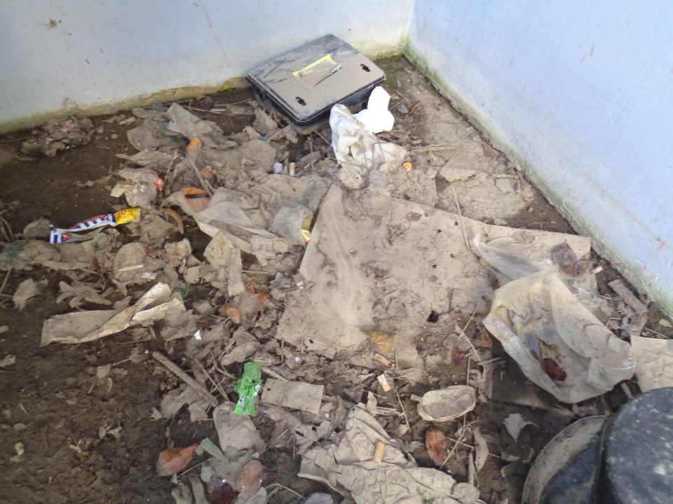 Priestor nádob na likvidáciu odpadov silne znečistený