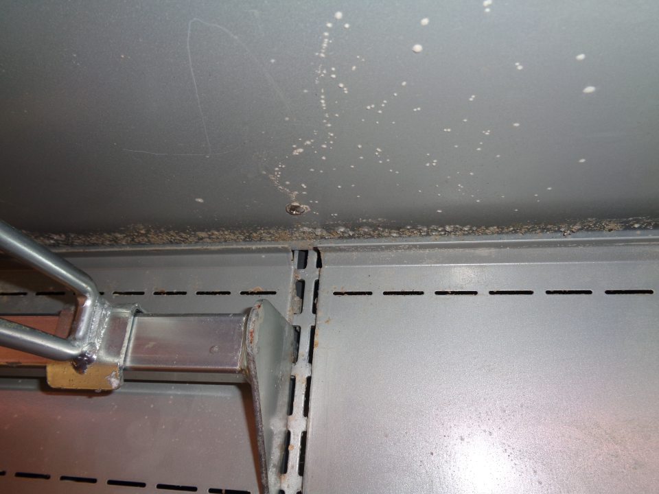 Chladiaca vitrína s uloženou zeleninou znečistená, plesnivá. 