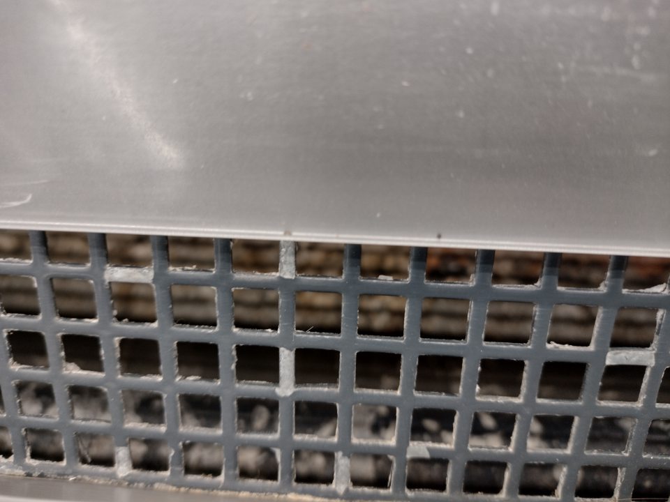 Znečistené chladiace vitríny na mliečne výrobky