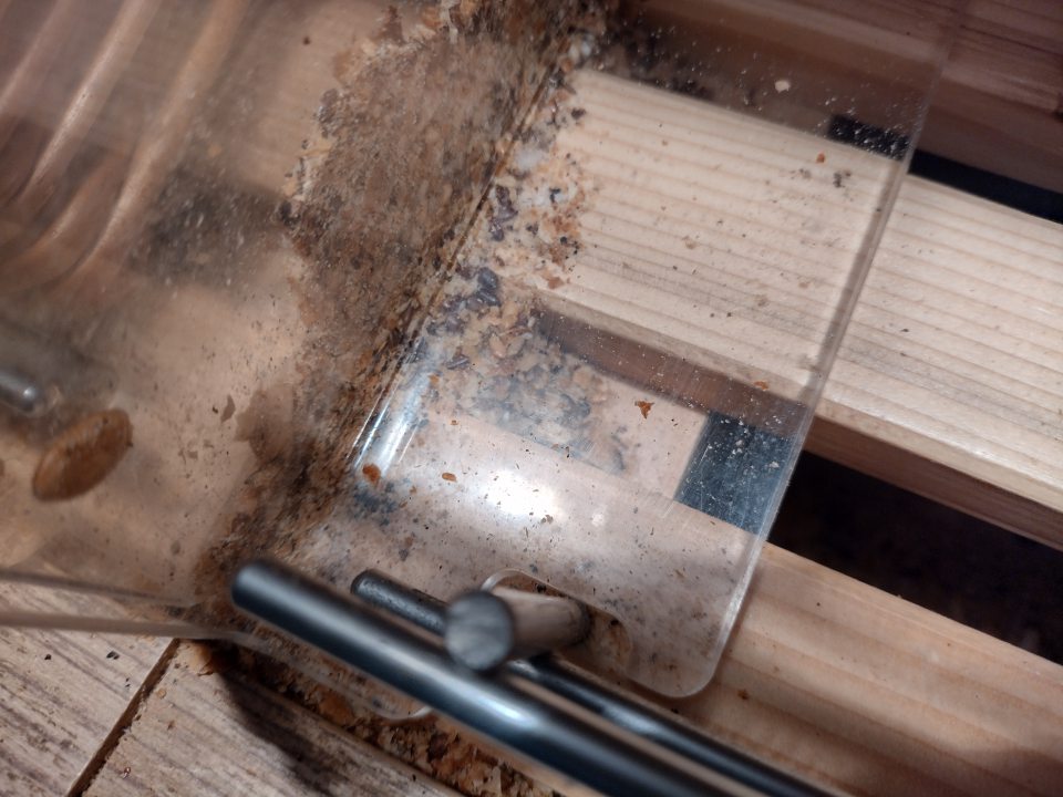 Znečistené stojany na pečivo, zvyškami potravín, prachu.