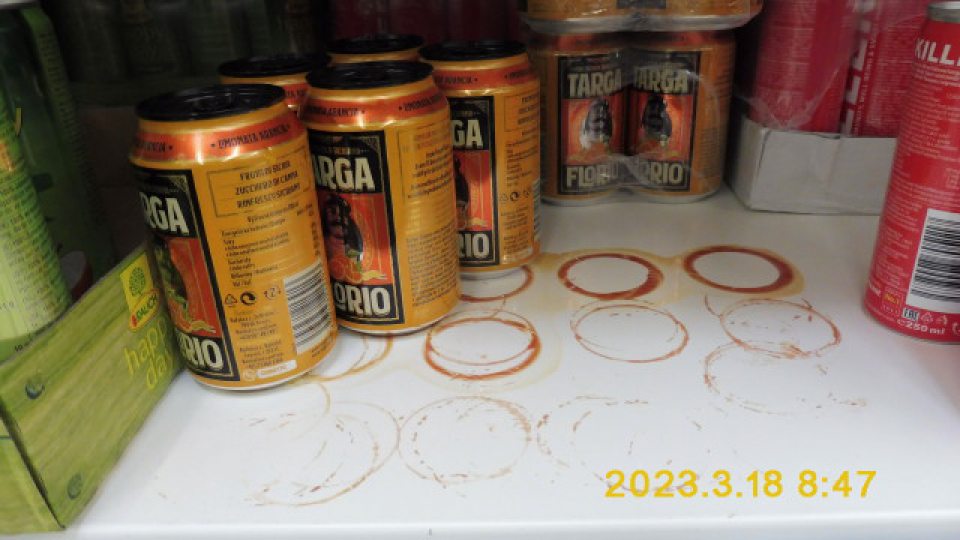 Znečistené regály s nealkonápojmi a pivom