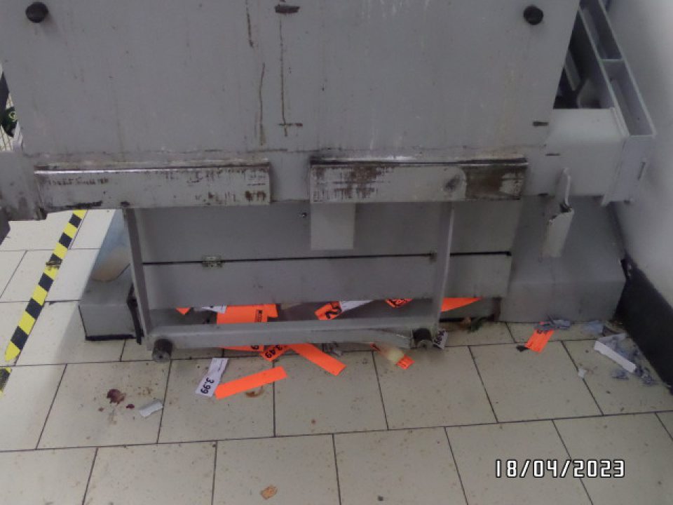 Znečistená podlaha v zázemí prevádzky - v okolí lisu a v chladiacom boxe.