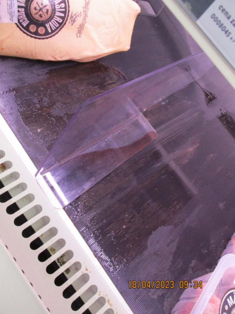 V mraziacom zariadení police znečistené vytečenou tekutinou.