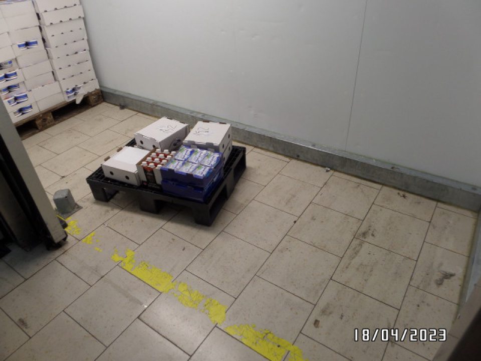 Znečistená podlaha v chladiacom boxe.