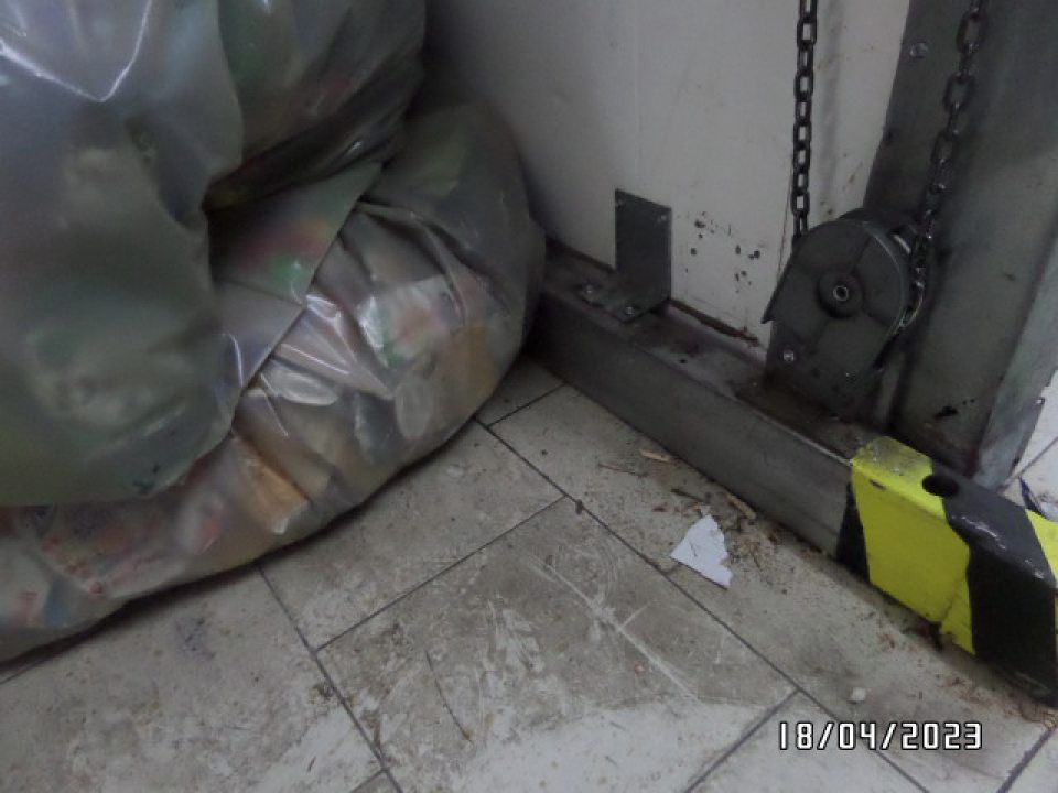 Znečistená podlaha v zázemí prevádzky.