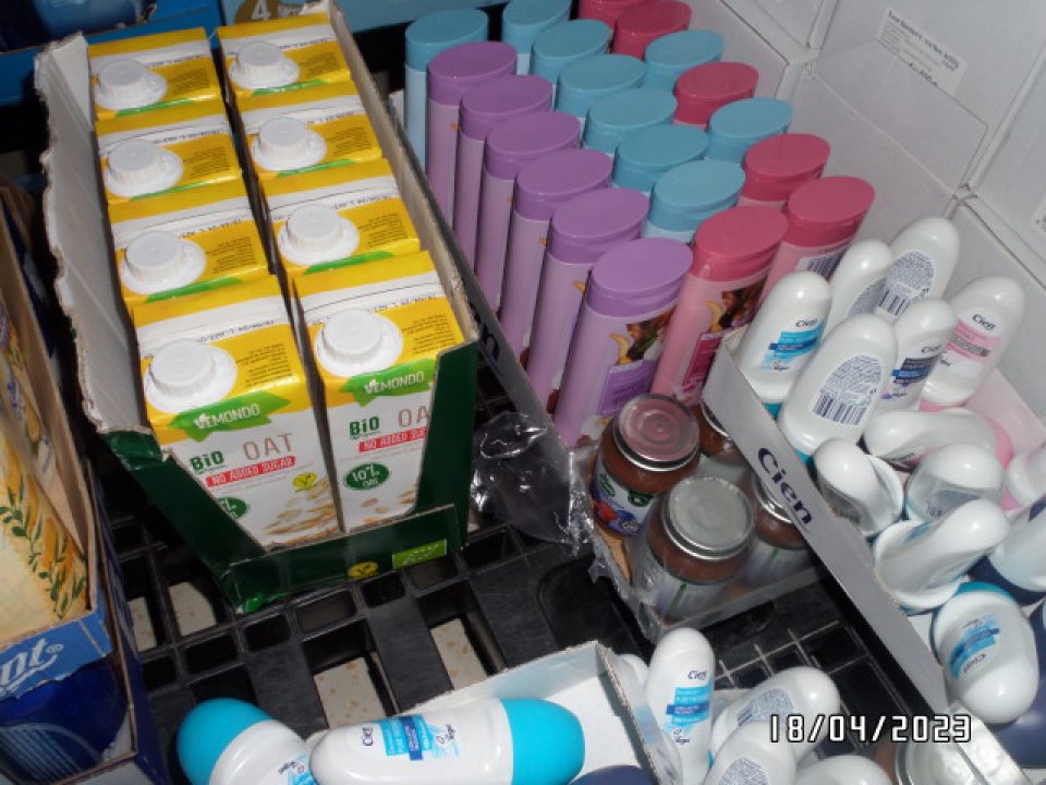 V zázemí v sklade spoločné skladovanie potravinárskeho a drogistického tovaru.