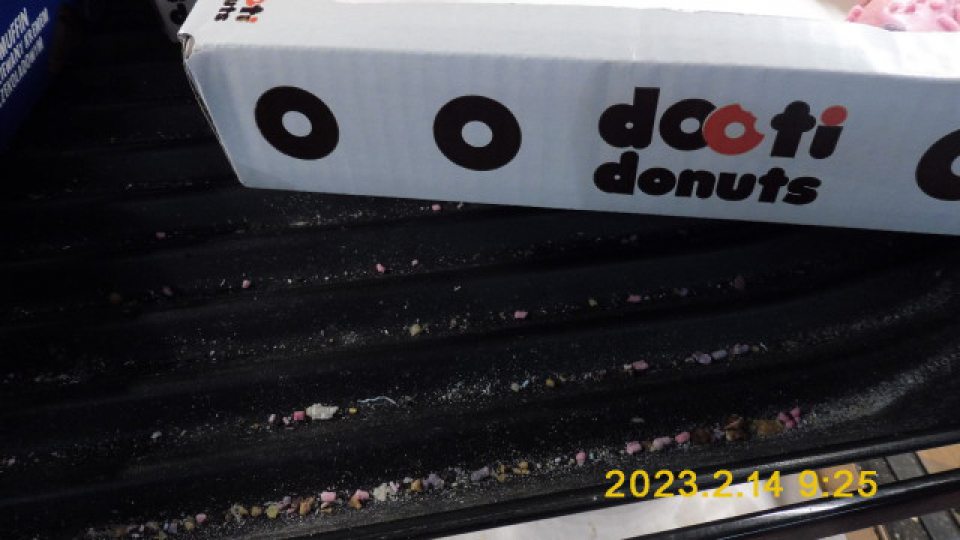  Police v regáloch a lišty pod kartónmi s rozmrazenými pekárskymi výrobkami znečistené zbytkami, omrvinkami.