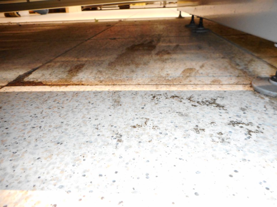 Znečistená podlaha na predajnej ploche.