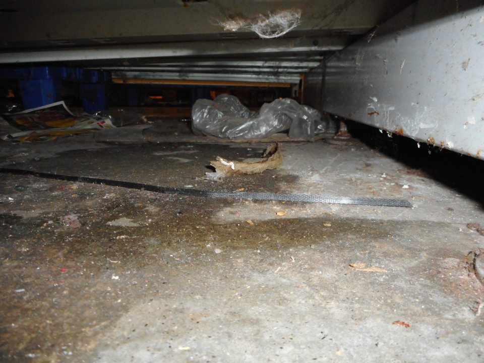 Silne znečistená podlaha v skladovacích priestoroch.