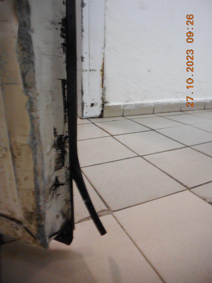 Hrdzavá zárubňa a odlupujúca sa tesniaca guma na chladiacom boxe určenom pre mliečne výrobky.