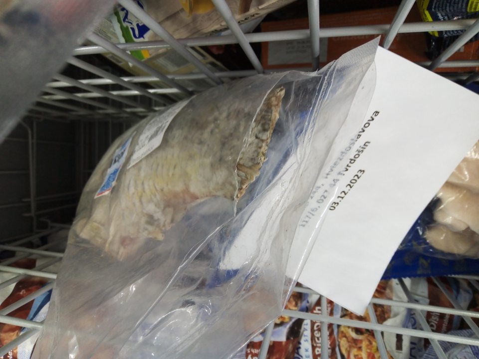 mrazený kapor - poškodený obal a narušené vákuové balenie
