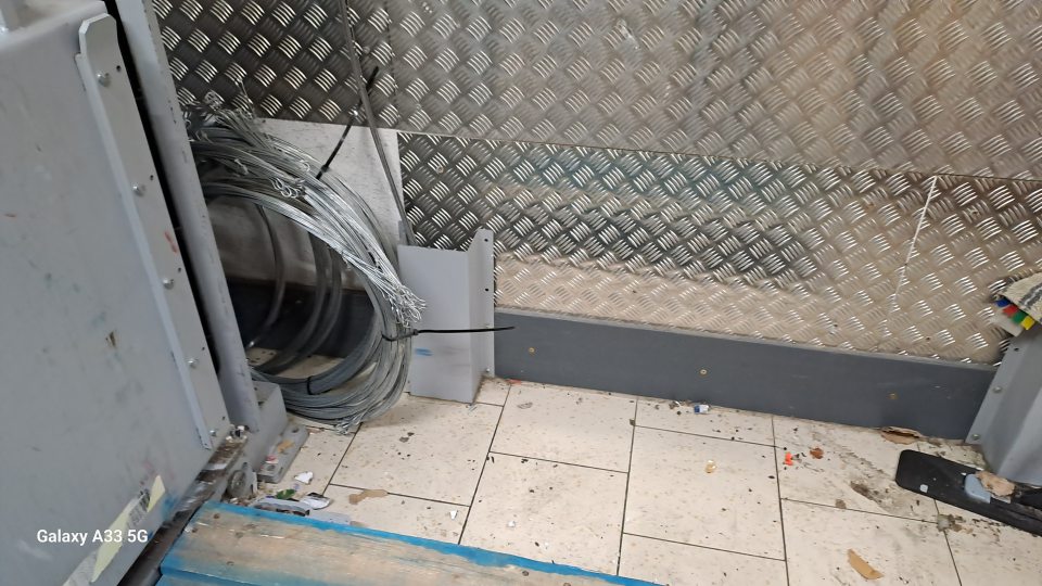 V sklade potravín, vedľa lisu na papier neporiadok, znečistená podlaha