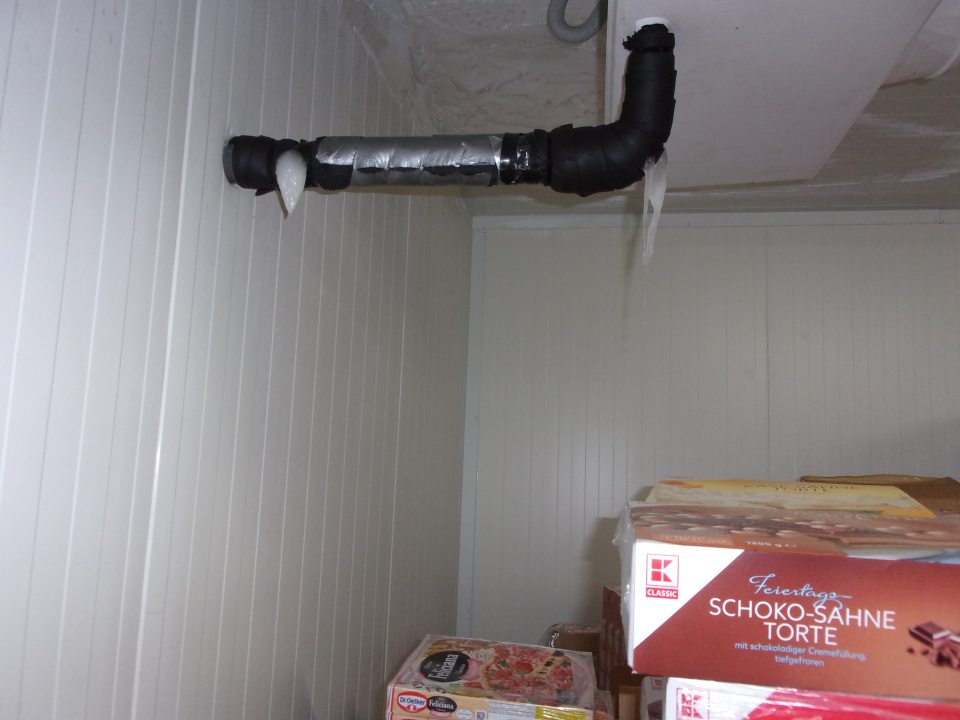 V sklade v mraziacom boxe vytvorená silná námraza na strope.