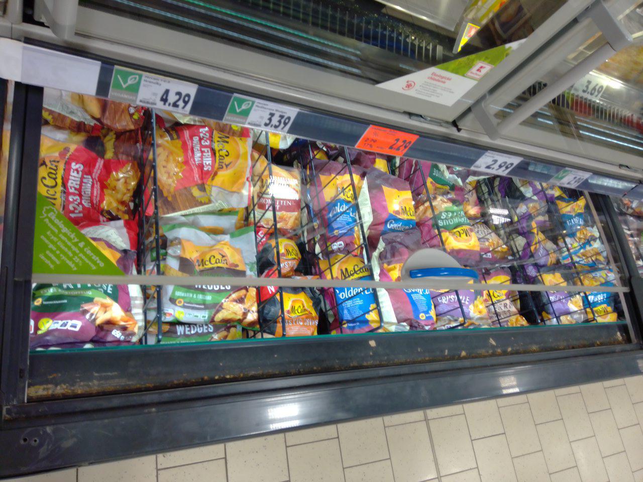 Znečistený okraj mraziaceho boxu pod sklom, zastaralé nečistoty.