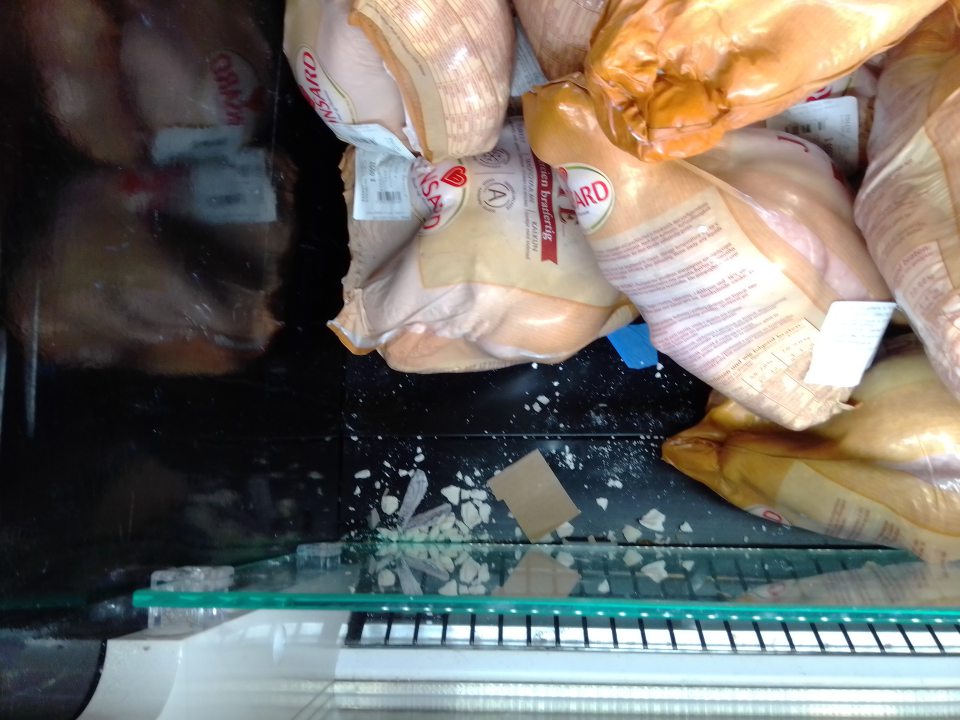 Znečistený mraziaci box zvyškami kartónov a ľadu