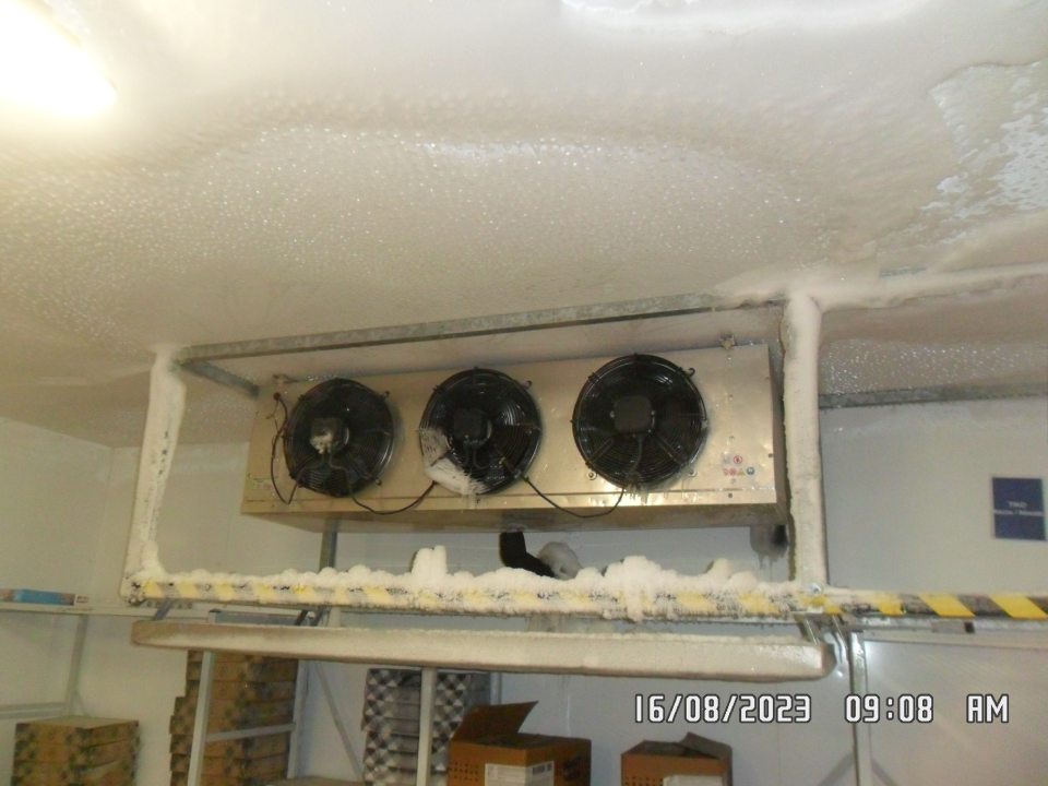 Výskyt silnej námrazy  na strope, okolo výparníka klimatizačnej jednotky.