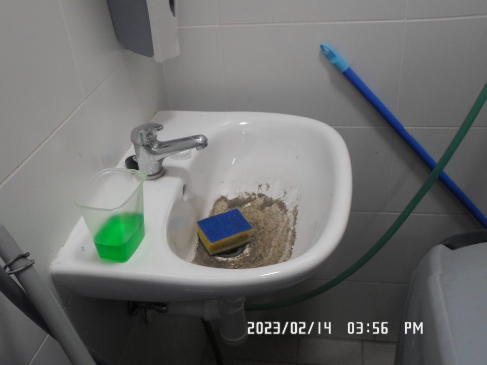 V sklade čistiacich prostriedkov silne znečistené umývadlo.