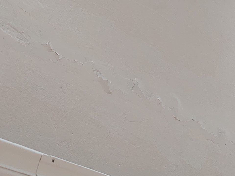 V predajných priestoroch poškodená celistvosť stropu v priestoroch nad pečivom.