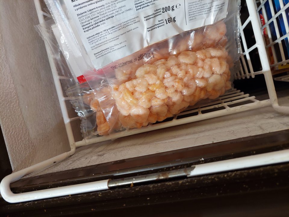 V mraziacom zariadení s uskladnenými mrazenými produktami rybolovu poškodené skorodované úložne košíky.