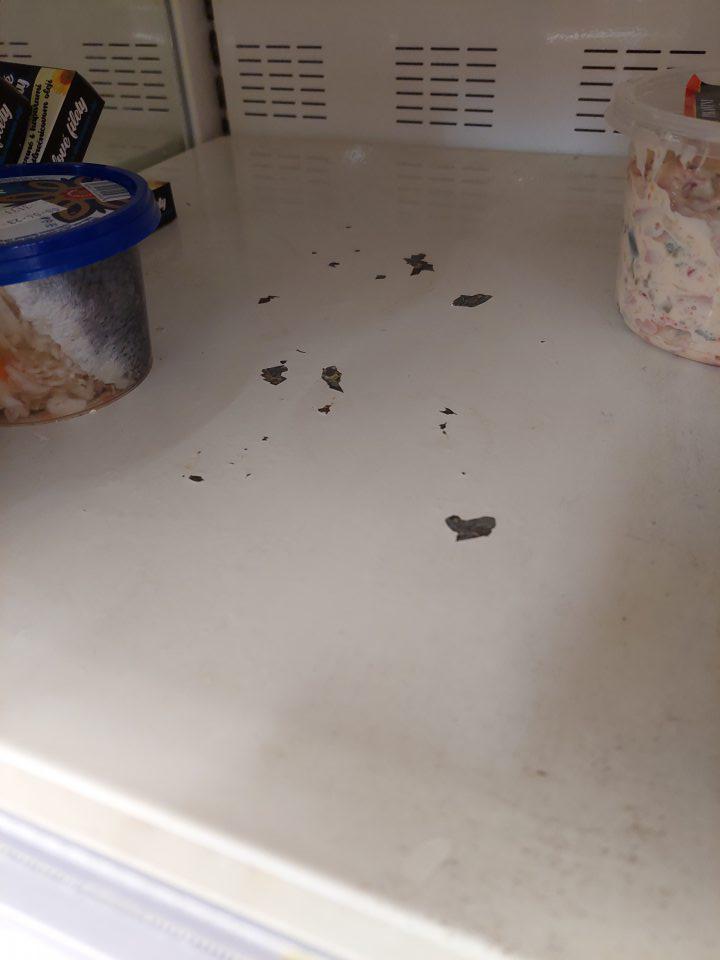 V chladiacej vitríne s uskladnenými lahôdkami poškodená skorodovaná úložná plocha.