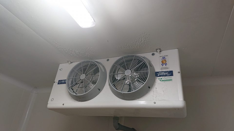 V skladových priestoroch v mraziacom boxe namrazený kondenzát na strope.