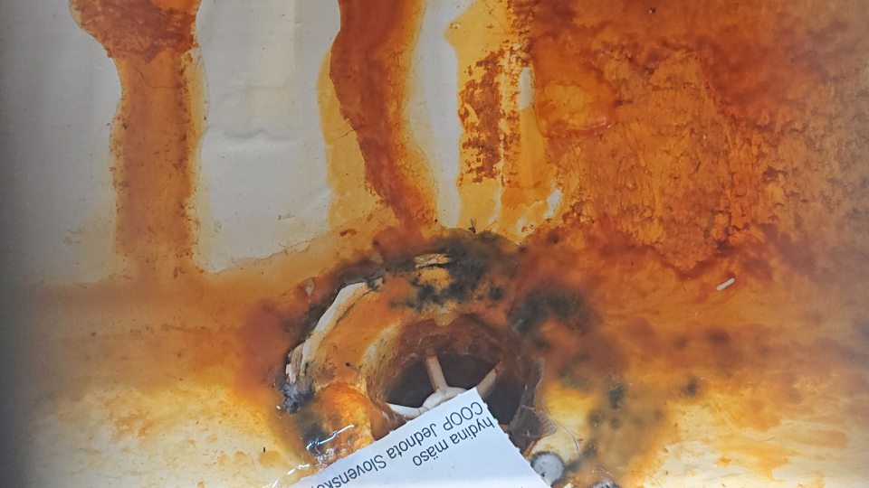 V chladiacom zariadení s uloženým hydinovým mäsom znečistená mriežka v spodnej časti chladiaceho zariadenia s výskytom plesne a korózie.
