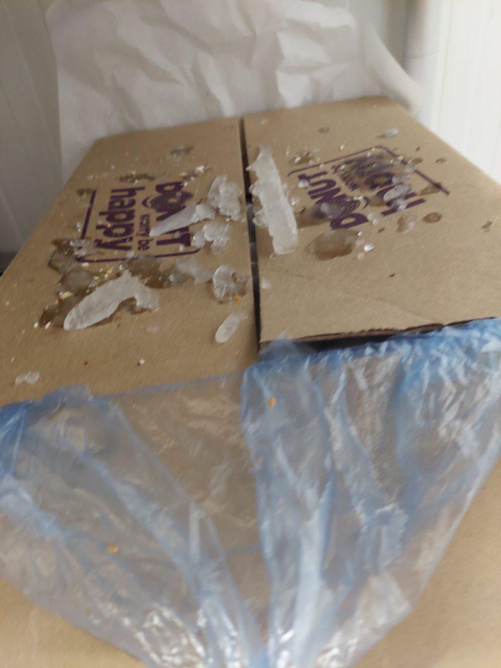 V mraziacom boxe namrazený kondenzát na otvorených obaloch s mrazenými pekárenskými výrobkami určenými na dopekanie.