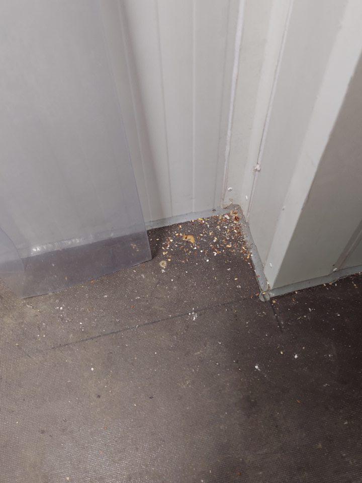 Znečistená podlaha mraziaceho boxu pod regálmi a v okolí dverí.