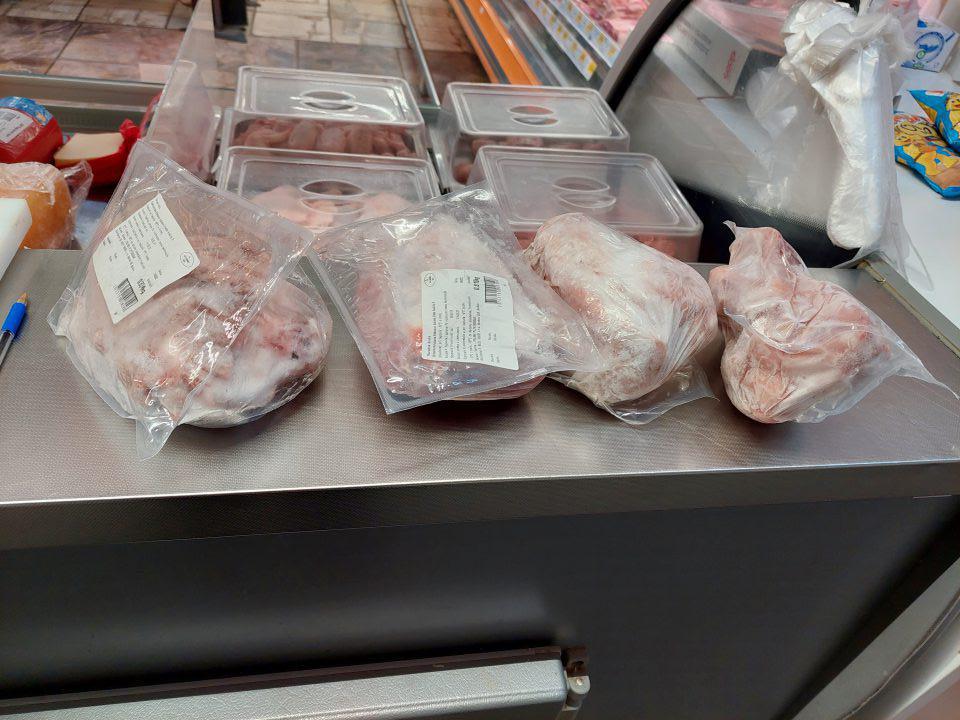 Mrazené morčacie krídla s porušeným vákuovým obalom, celková hmotnosť: 3,336 kg, celková cena: 21,16 €.