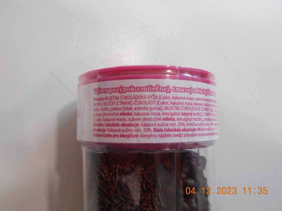 nesprávne uvedené výrazy Prísady - nesprávne uvedené výživové údaje: slovné spojenie -Nutričné informácie: Typické hodnoty na 100g - TUK, z toho nasýtený - Karbohydráty - u jedného druhu výrobku - Výber farebných ochutených cukor a čokoládových posýpok - názov nie je jasný a ľahko zrozumiteľný