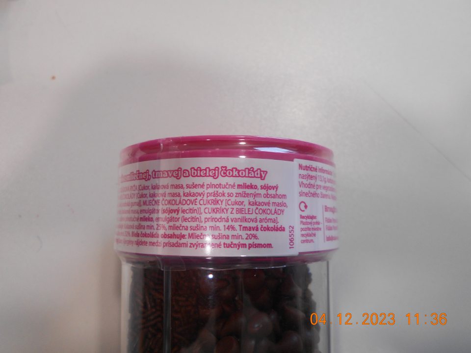 V čase kontroly zistené nedostatky v označovaní troch druhov výrobkov: - nesprávne uvedené výrazy Prísady - nesprávne uvedené výživové údaje: slovné spojenie -Nutričné informácie: Typické hodnoty na 100g - TUK, z toho nasýtený - Karbohydráty - u jedného druhu výrobku - Výber farebných ochutených cukor a čokoládových posýpok - názov nie je jasný a ľahko zrozumiteľný