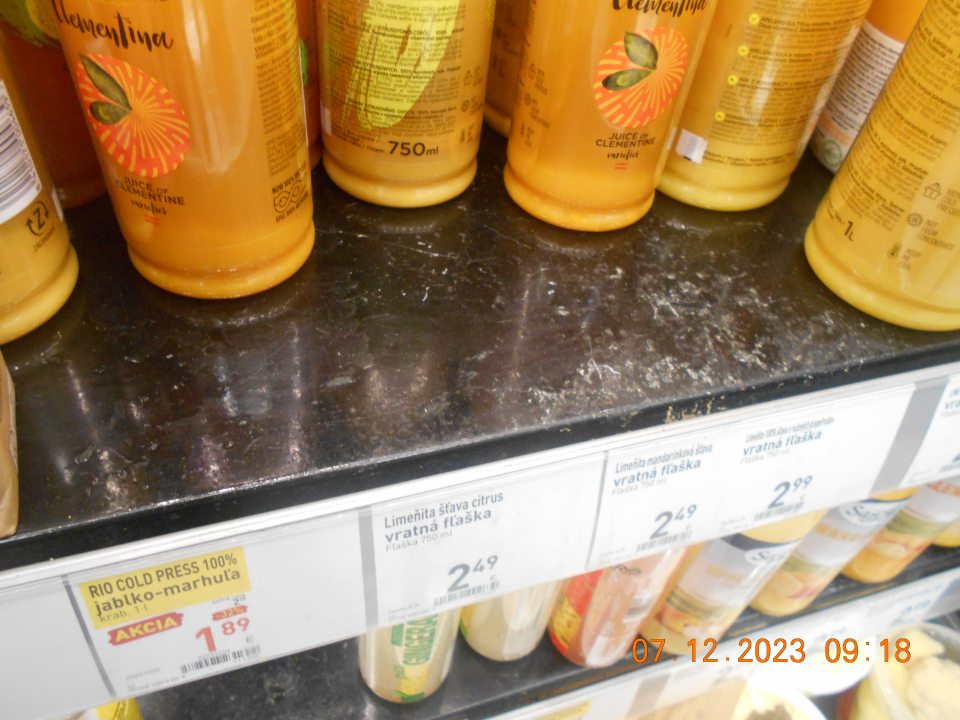 znečistený policový regál v chladiarenskom zariadení s vystavovanou spracovanou zeleninou (kapusta, cvikla, chren) - poškodený náter police s vystavovanými ovocnými šťavami