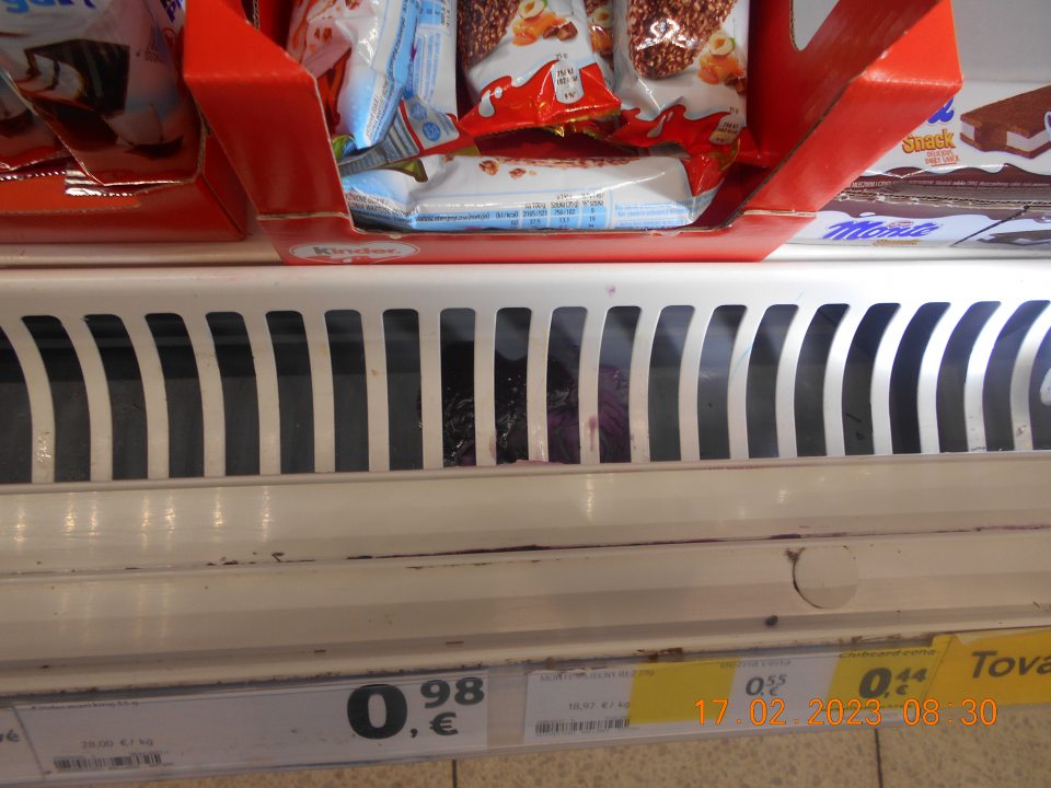  	V čase kontroly zistený jeden nedostatok v hygiene predaja: - znečistená chladiarenská vitrína s uchovávanými mliečnymi výrobkamina viacerých miestach ( na ťažko dostupných miestach pod mriežkou - vyliaty obsah mliečnych výrobkov.