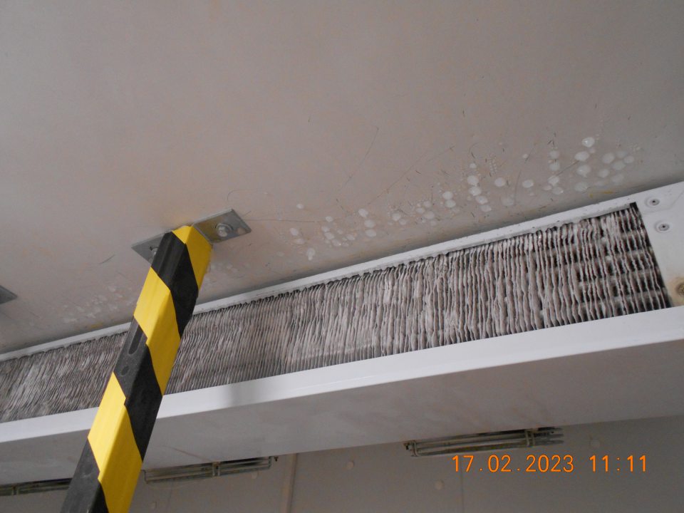 znečistená klimatizačná jednotka na ťažko prístupných miestach v chladiarenskom boxe s uchovávanými mäsovými výrobkami