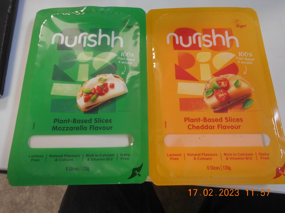  Informácie uvádzané na obale uvádzajú spotrebiteľa do omylu z hľadiska ich charakteru, nakoľko na prednej strane obalu je veľkým písmom uvedené "Cheddar, Mozzarela, GOUDA" navádzajúce dojem prítomnosti zložky živočíšneho pôvodu (syr), pričom v zložení zložka "syr" chýba 