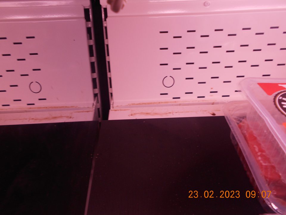 Zistené znečistené chladiarenské zariadenie s uchovávaným čerstvým mäsom, a to vytečenou mäsovou šťavou. 