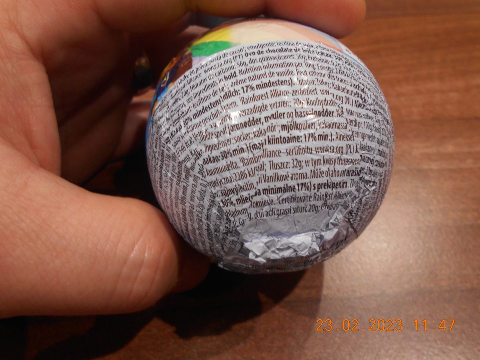  Uvádzanie do obehu dvoch druhov cukroviniek , nesprávne označených, u ktorých údaje o zložení a o výrobcovi boli ťažko čitateľné, prekryté v dôsledku alumíniového obalu, ktorý bol poprekladaný do tvaru vajca.