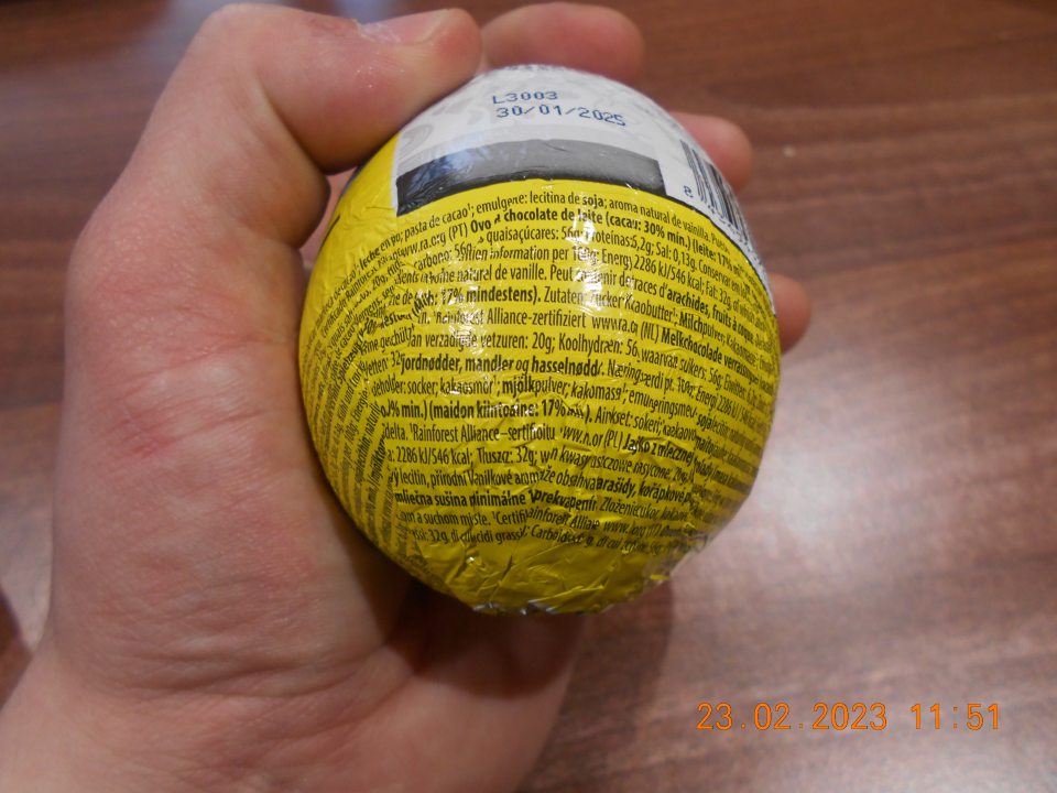  Uvádzanie do obehu dvoch druhov cukroviniek , nesprávne označených, u ktorých údaje o zložení a o výrobcovi boli ťažko čitateľné, prekryté v dôsledku alumíniového obalu, ktorý bol poprekladaný do tvaru vajca